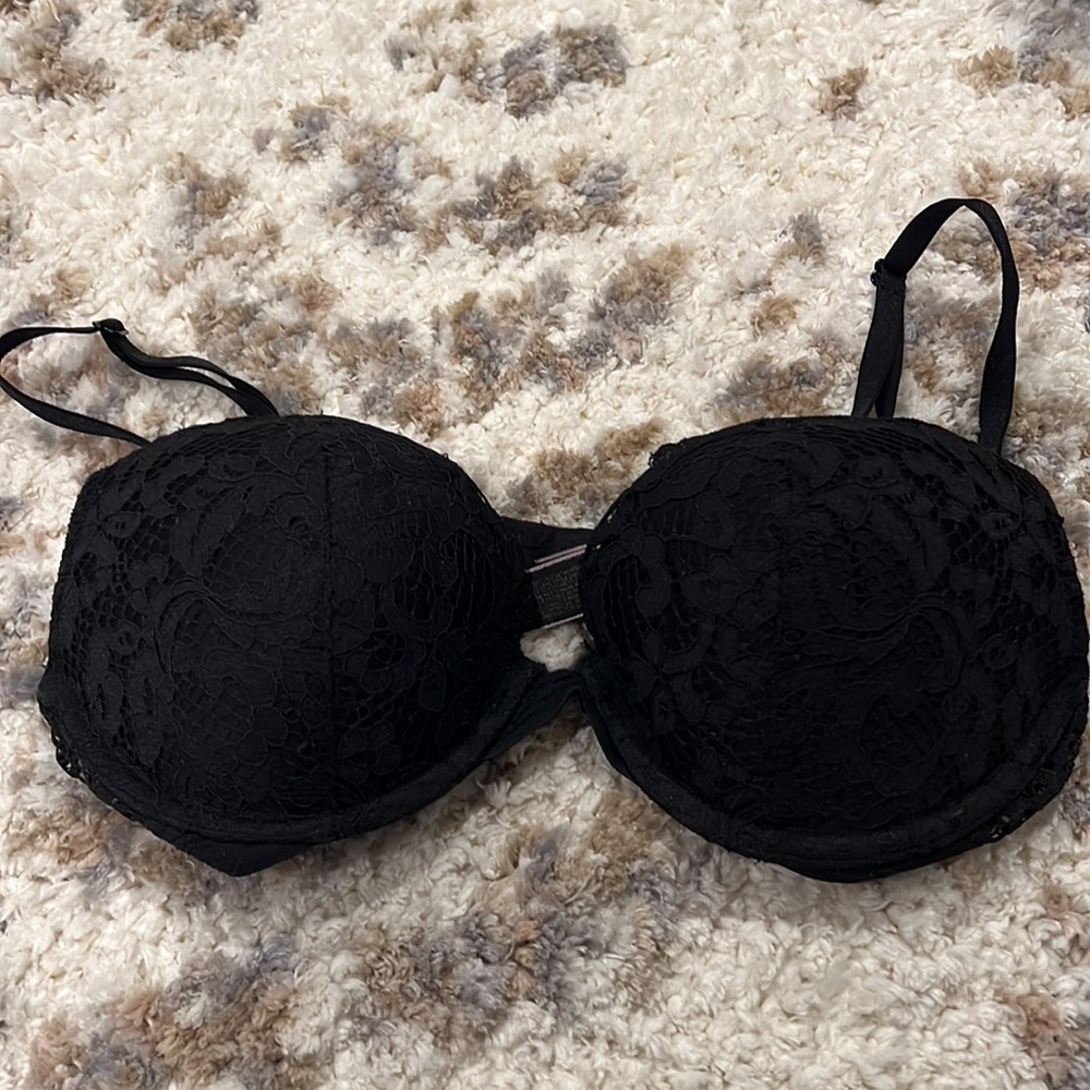 Victoria’s Secret very sexy push-up bra size 34 be in black lace.